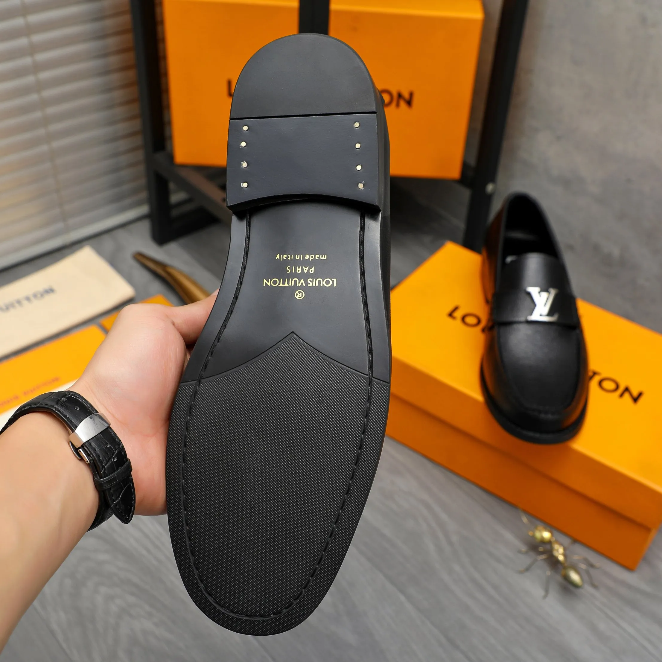 Men's shoes 💰p460 Product trademark: LV (Louis Vuitton) business slip-on leather shoes. Regular size: 38-45 (45 is custom-made and non-returnable) Product materials: Selected high-quality vertical grain cowhide upper, cowhide lining, original rubber outsole